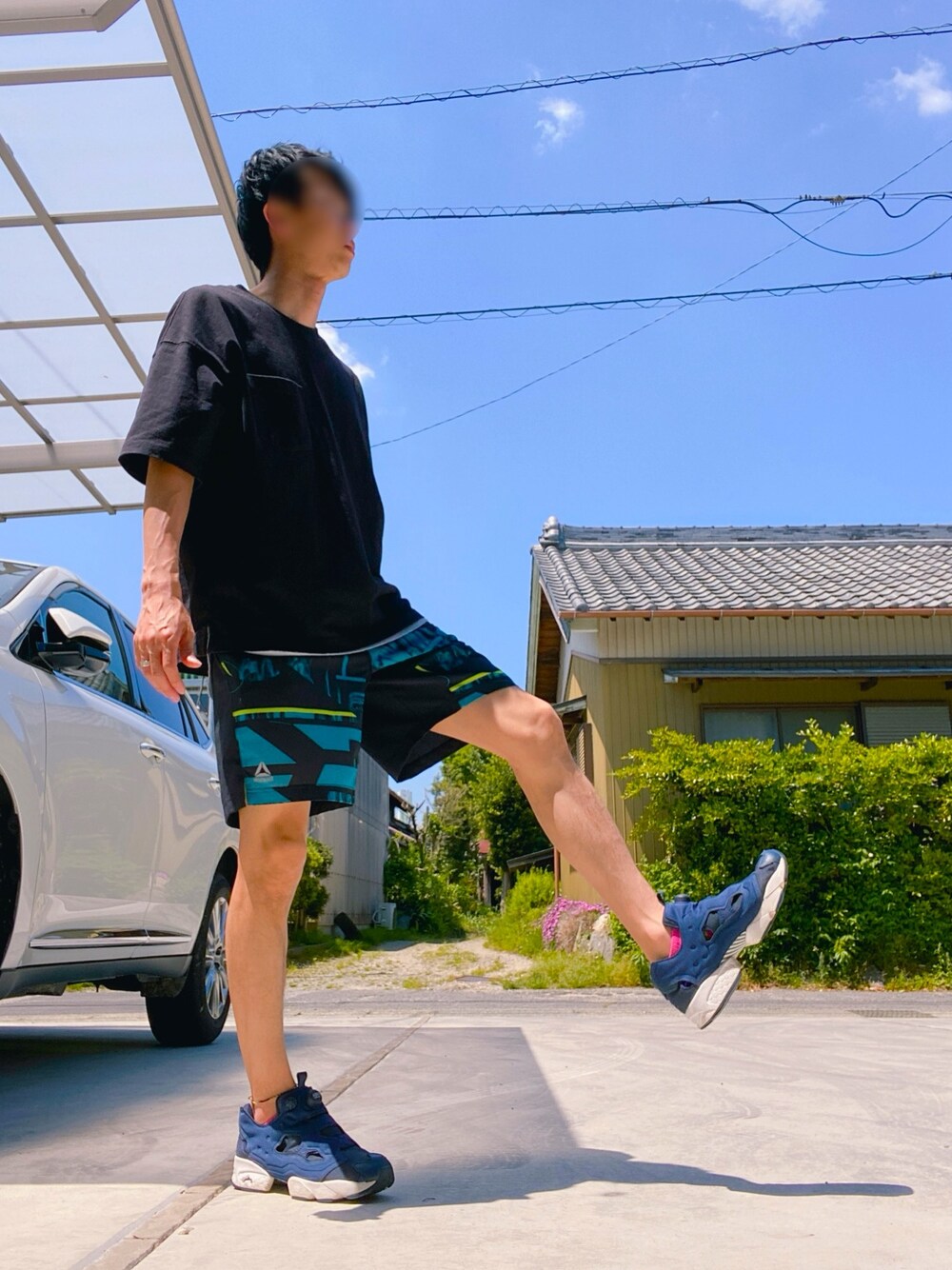 ブラック系のTシャツ/カットソー、グレー系のタンクトップ、グリーン系のパンツを着用したメンズの春コーディネートの1枚目の写真