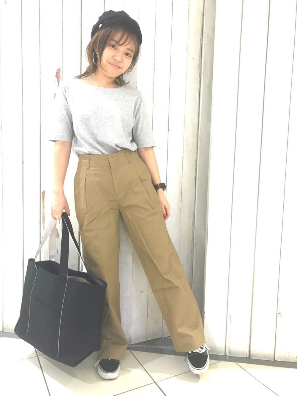 「オトナカジュアル、きれいめカジュアル、チノパン、Tシャツ、オールドスクール、ハイウエスト、キャスケット、ビッグトート、グレーTシャツ、低身長」｜「AMERICAN HOLICのコードマリンキャスケット（キャスケット、ブラック系）」を使った、Erikaさん（レディース・149cm）の春コーディネートの1枚目の写真