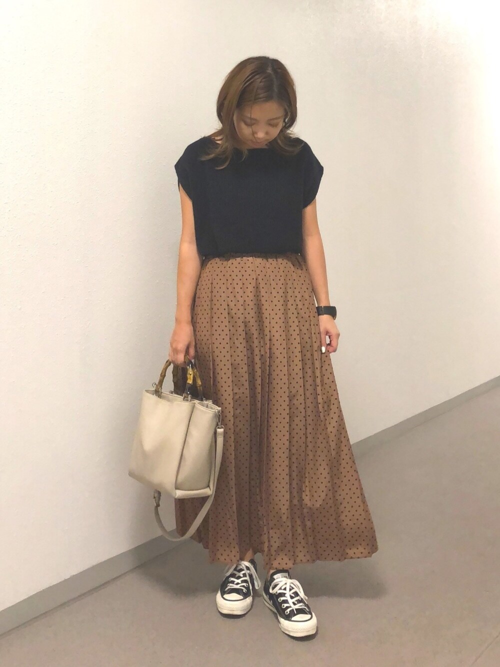 「秋コーデ、サマーニット、オトナ女子、スニーカー、ドット、ドットスカート、プリーツスカート、プチプラ、プチプラコーデ、低身長」｜「AMERICAN HOLICの・ローゲージノースリーブニットプルオーバー（ニット/セーター、ブラック系）」を使った、Erikaさん（レディース・149cm）の夏コーディネートの1枚目の写真