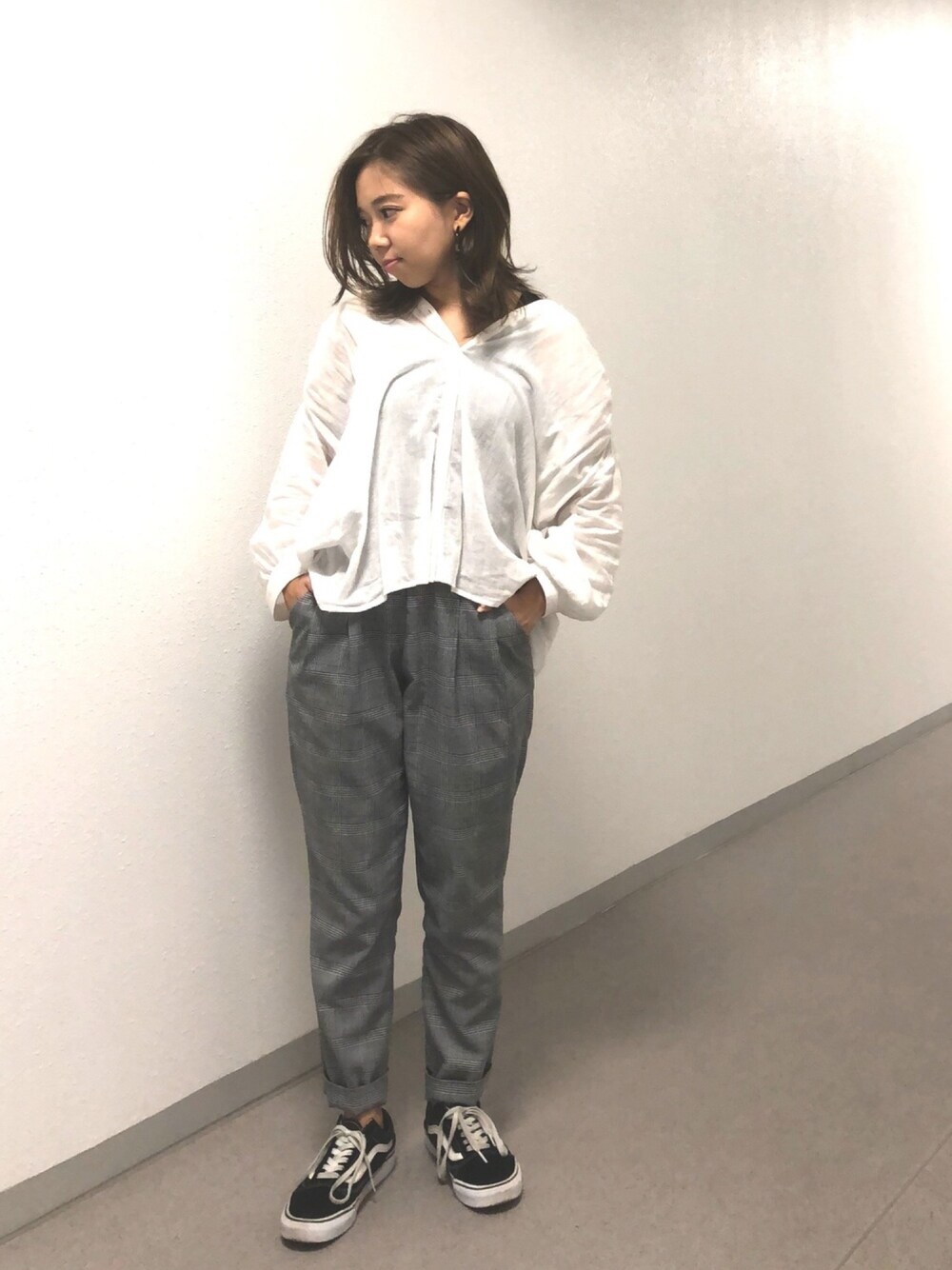 「グレンチェック、チェック、グレンチェック柄パンツ、チェックパンツ、シャツスタイル、シャツ、秋のコーデ、オールドスクール、低身長、プチプラ」｜「AMERICAN HOLICの・スキッパーショルダーギャザーブラウス（シャツ/ブラウス、ホワイト系）」を使った、Erikaさん（レディース・149cm）の夏コーディネートの1枚目の写真