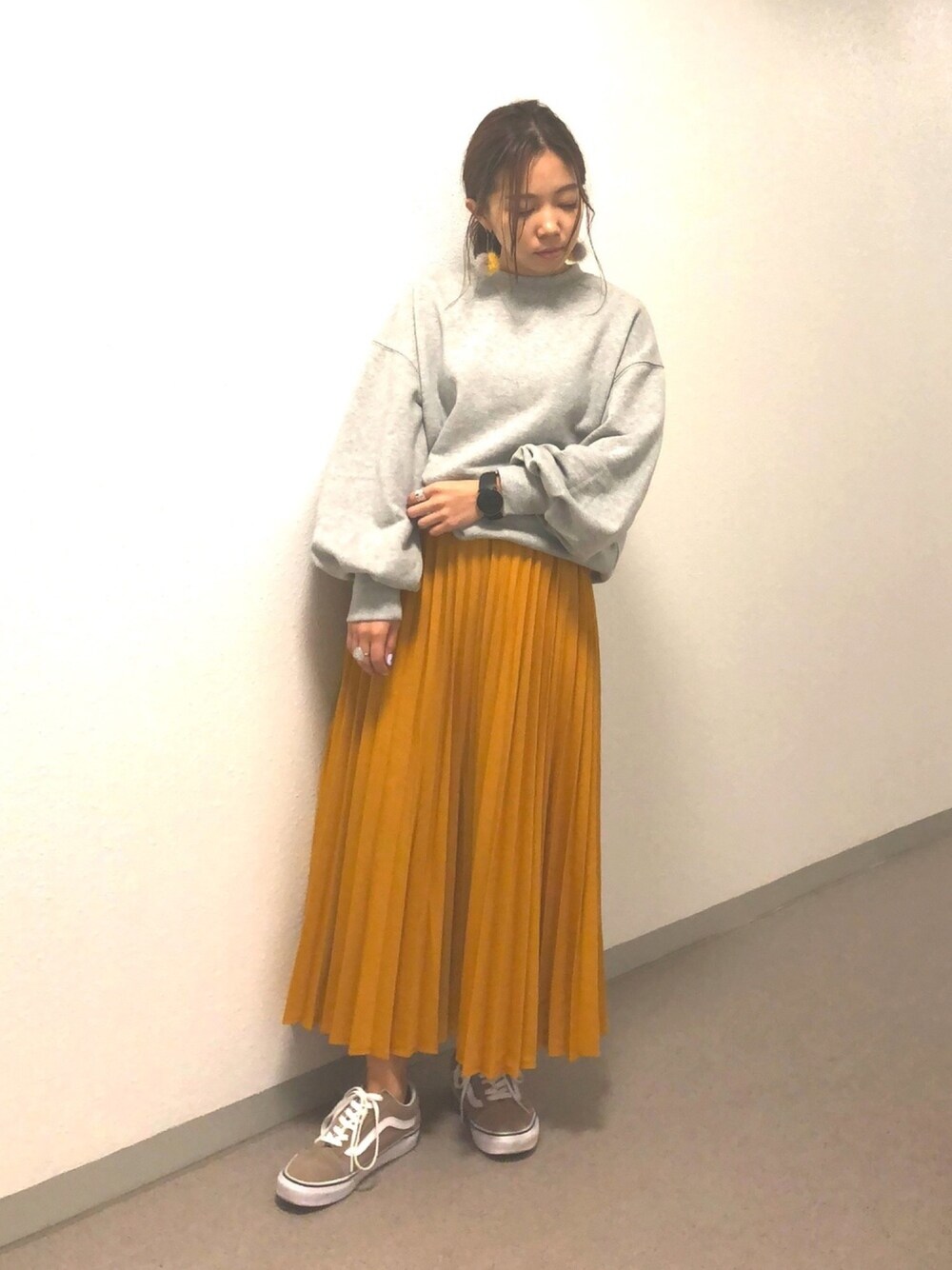 「秋のコーデ、きれいめカジュアル、スウェット、プリーツスカート、スカート×スニーカー、スカート、マスタード、プチプラ、オトナカジュアル、低身長」｜「AMERICAN HOLICのガゼット付袖タック裏毛プルオーバー（Tシャツ/カットソー、グレー系）」を使った、Erikaさん（レディース・149cm）の秋コーディネートの1枚目の写真