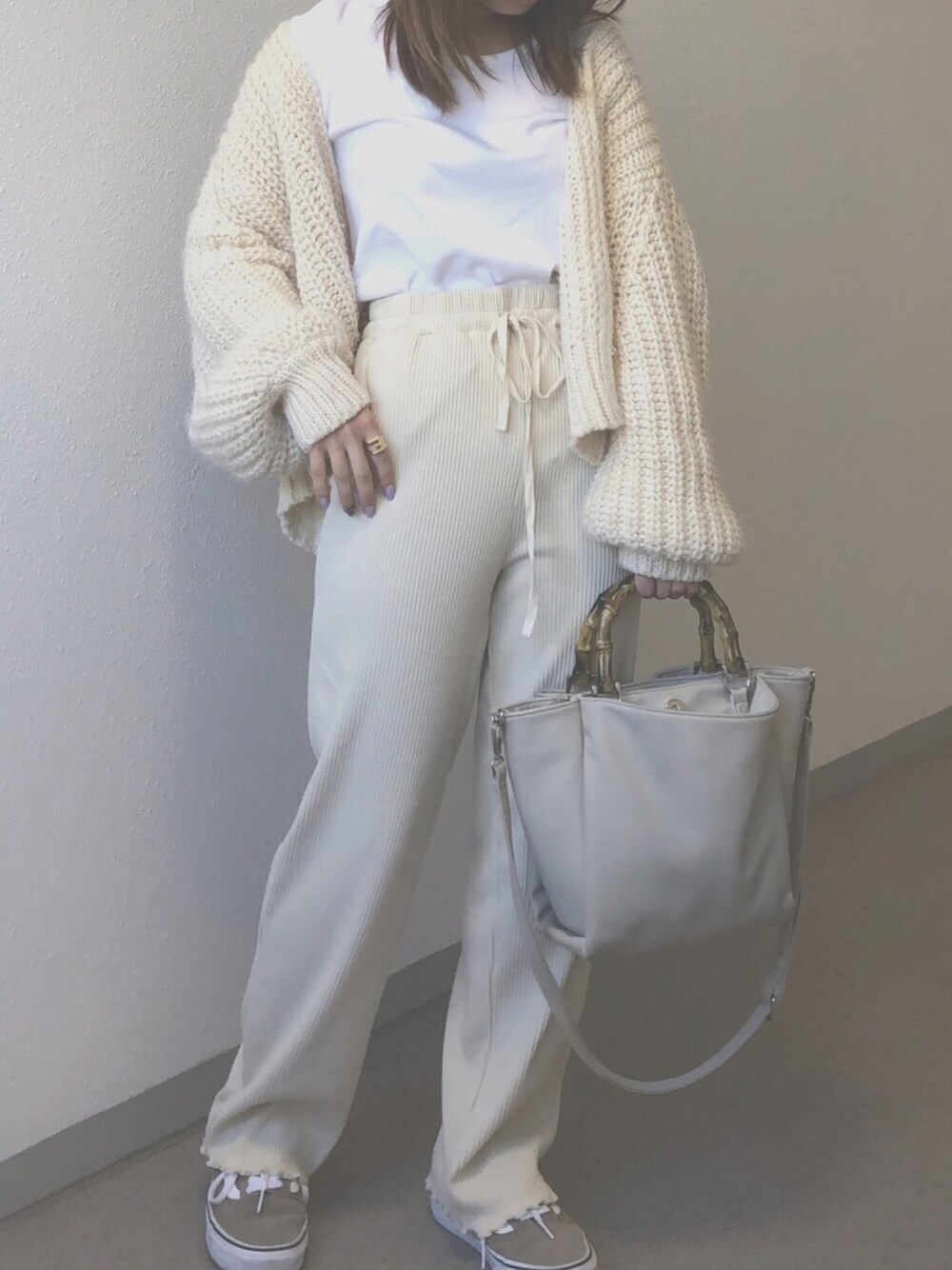 「ワントーンコーデ、ワントーン、ざっくりニット、ニットカーディガン、リブパンツ、プチプラ、プチプラコーデ、低身長、秋のコーデ、ゆるコーデ」｜「HANESの【Hanes（ヘインズ）】WARM（ウォーム）クルーネック（Tシャツ/カットソー、ホワイト系）」を使った、Erikaさん（レディース・149cm）の秋コーディネートの1枚目の写真