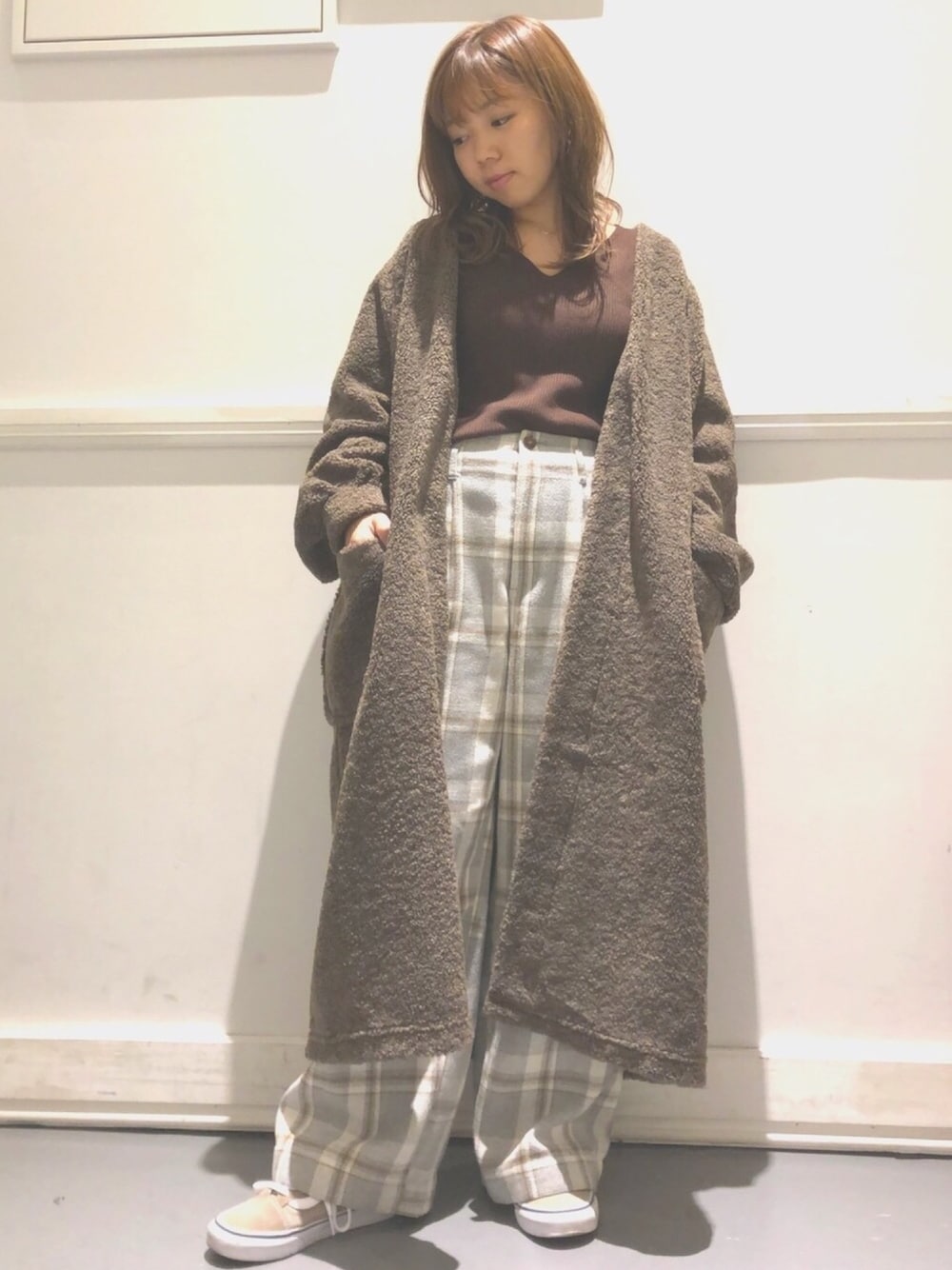 「ボア、冬コーデ、オトナ女子、スニーカーコーデ、チェック、チェックパンツ、ブラウン、アメリカンホリック、AMERICAN HOLIC、低身長」｜「AMERICAN HOLICの・ボアロングコーディガン（カーディガン/ボレロ、ブラウン系）」を使った、Erikaさん（レディース・149cm）の秋コーディネートの1枚目の写真