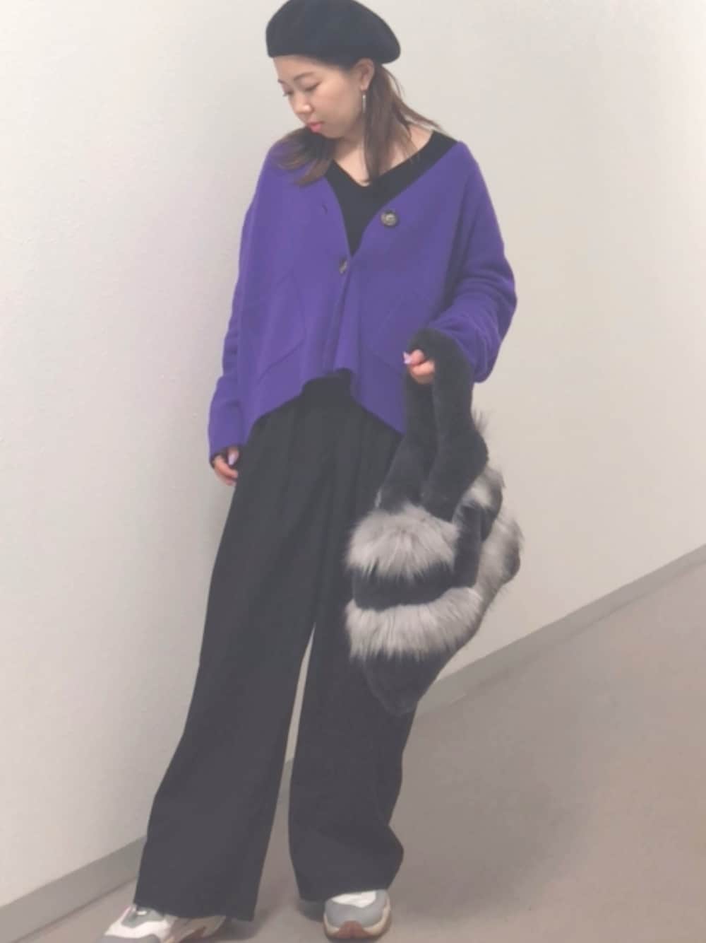 「パープル、リブニット、ワイドパンツ、秋冬コーデ、低身長、スニーカーコーデ、アメリカンホリック、AMERICAN HOLIC、ベレー帽、ファーバッグ」｜「Mila Owenのアイテム（カーディガン/ボレロ、パープル系）」を使った、Erikaさん（レディース・149cm）の秋コーディネートの1枚目の写真