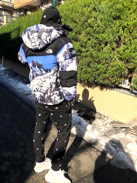 「THE NORTH FACE（ザノースフェイス）のアイテム（ダウンジャケット/コート、ブルー系）」を使った、KANさん（メンズ・180cm）の冬コーディネート