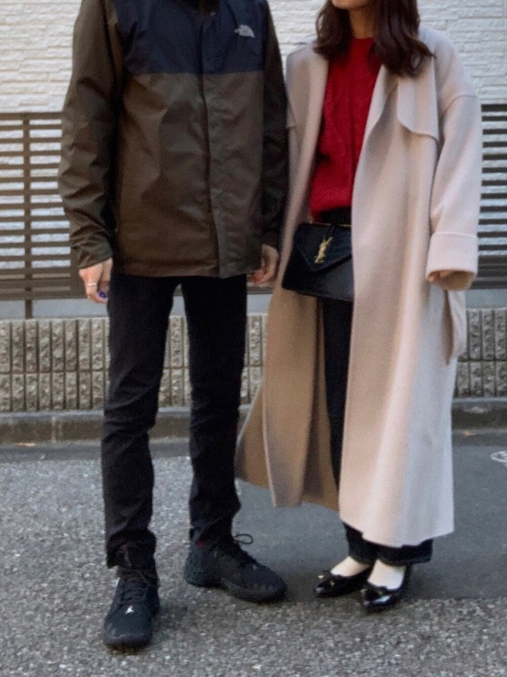 「フレンチ、フレンチガーリー、赤ニット、カップル、カップルコーデ、冬コーデ、ロングコート、THE NORTH FACE、Mila Owen」｜「THE NORTH FACEのアイテム（マウンテンパーカー、グリーン系）」を使った、こたなつさん（レディース・162cm）の冬コーディネートの1枚目の写真