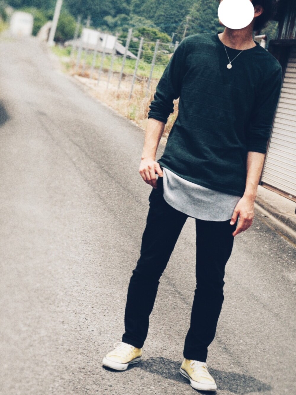 「テキトーですみません、適当コーデ、タンクトップ、スニーカー、田舎で、ミラーレス一眼、写真撮るの下手、もっとオシャレになりたい」｜「ikkaのジャガード無地クルーネックT（Tシャツ/カットソー、グリーン系）」を使った、”Taku”さん（メンズ・172cm）の夏コーディネートの1枚目の写真