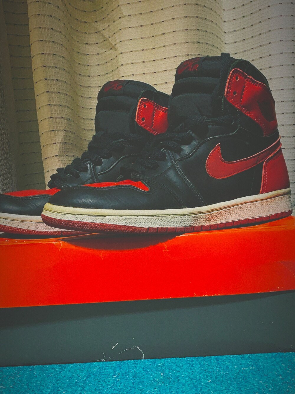 「19ss、エアジョーダン」｜「AIR JORDANのアイテム（スニーカー、レッド系）」を使った、NMYT11さん（メンズ・170cm）の冬コーディネートの1枚目の写真