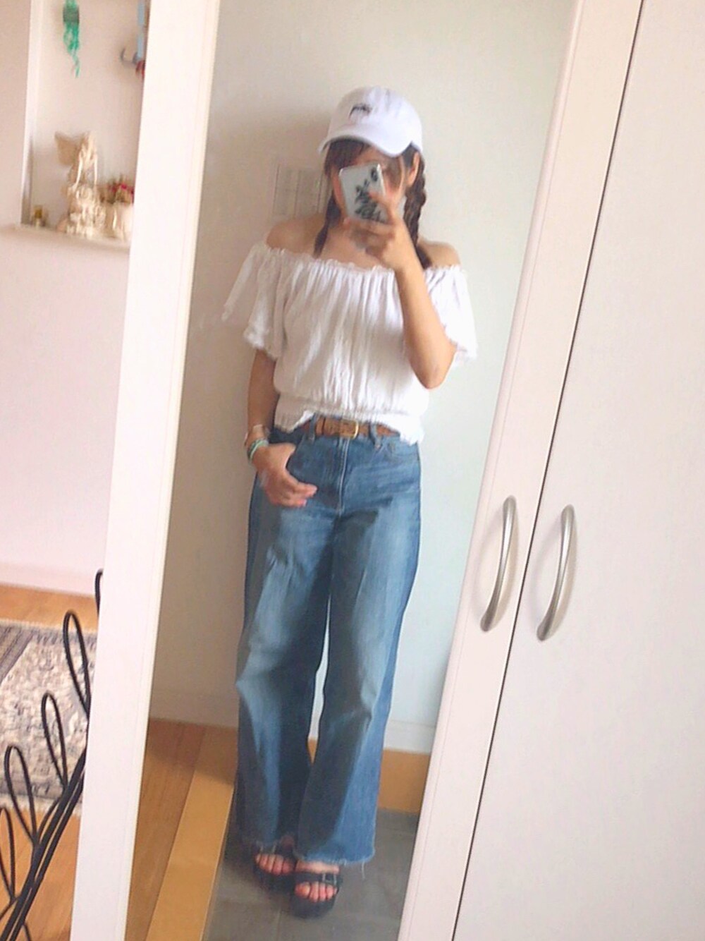 「カジュアルコーデ、夏コーデ、Ungrid、stussy、デニムパンツ、キャップ、サンダル、オフショル、低身長、大学生」｜「STUSSYのStock Logo Chapter Lo Pro Cap（キャップ、ホワイト系）」を使った、らこさん（レディース・153cm）の夏コーディネートの1枚目の写真