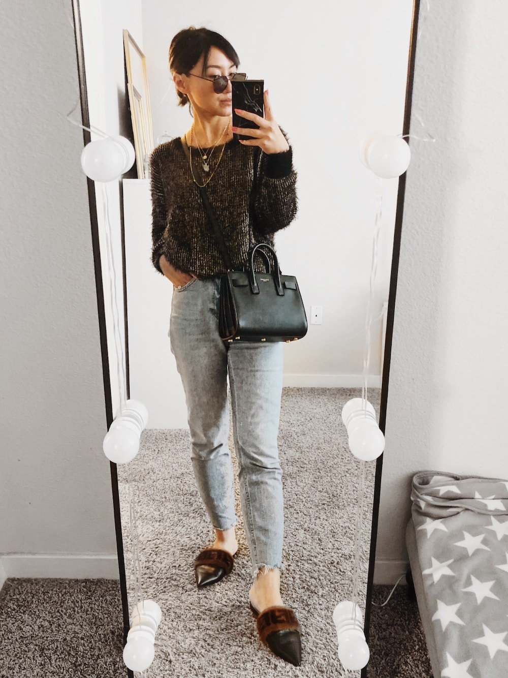 「chic、girl、outfit、ootd、winter、STYLE」｜「SAINT LAURENT PARISのアイテム（ショルダーバッグ、ブラック系）」を使った、Gigi Lamさん（レディース・160cm）の冬コーディネートの1枚目の写真