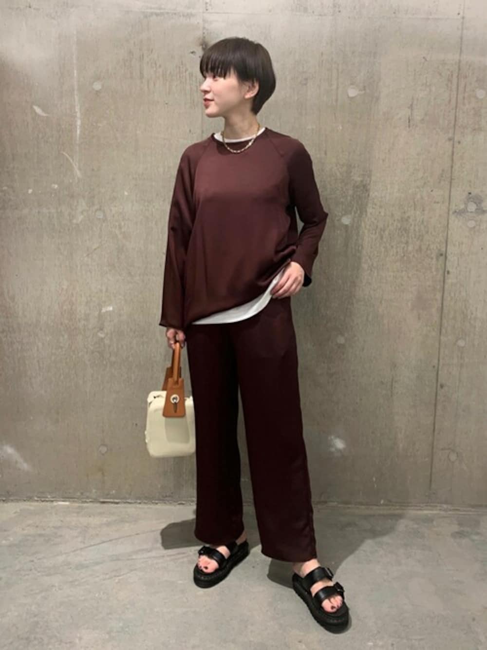 レッド系のシャツ/ブラウス、ホワイト系のTシャツ/カットソー、レッド系のその他パンツを着用したレディースの春コーディネートの1枚目の写真