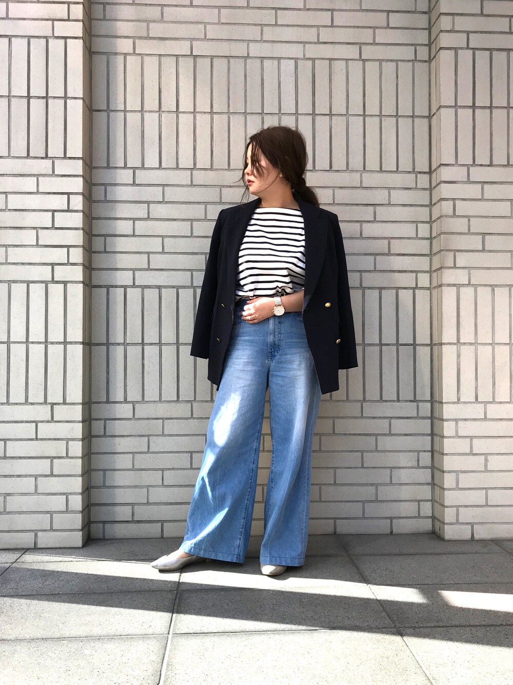 ブルー系のデニムパンツ、ホワイト系のTシャツ/カットソー、ブルー系のテーラードジャケットを着用したレディースの春コーディネートの1枚目の写真