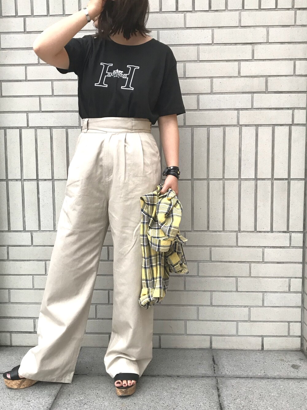 イエロー系のシャツ/ブラウス、ブラック系のTシャツ/カットソー、ベージュ系のその他パンツを着用したレディースの夏コーディネートの1枚目の写真