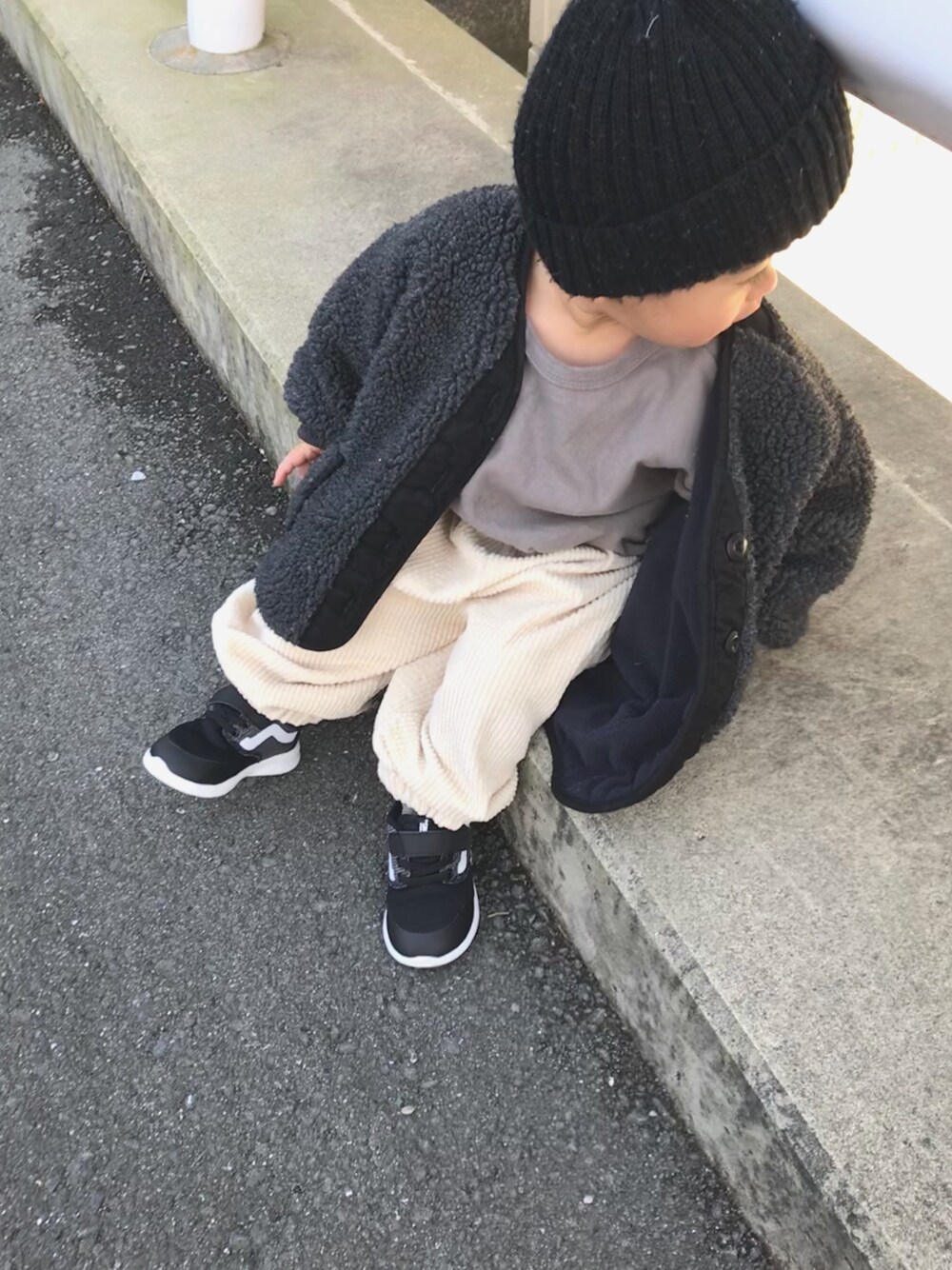 グレー系のその他アウター、グレー系のTシャツ/カットソー、ホワイト系のその他パンツを着用したキッズの冬コーディネートの1枚目の写真