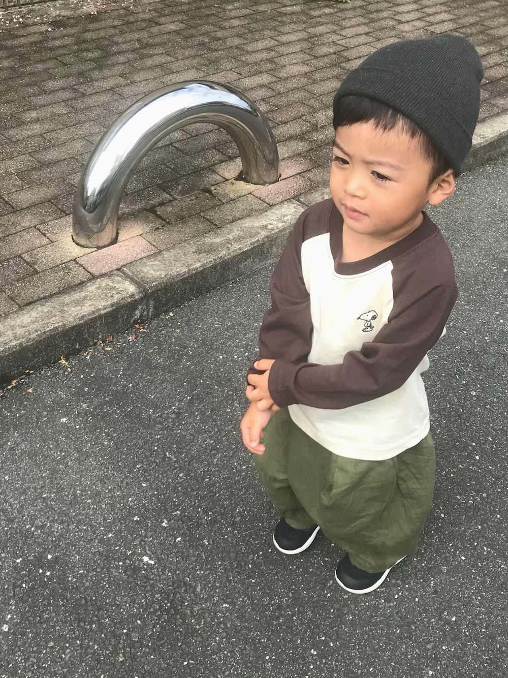 「シンプル、秋のブラウンスタイル、カジュアル、2歳、キッズコーデ、キッズファッション、韓国子供服」｜「petit mainの【PEANUTSコラボ】スヌーピーラグラン長袖Ｔシャツ（Tシャツ/カットソー、ブラウン系）」を使った、so_cさん（キッズ・80cm）の秋コーディネートの1枚目の写真