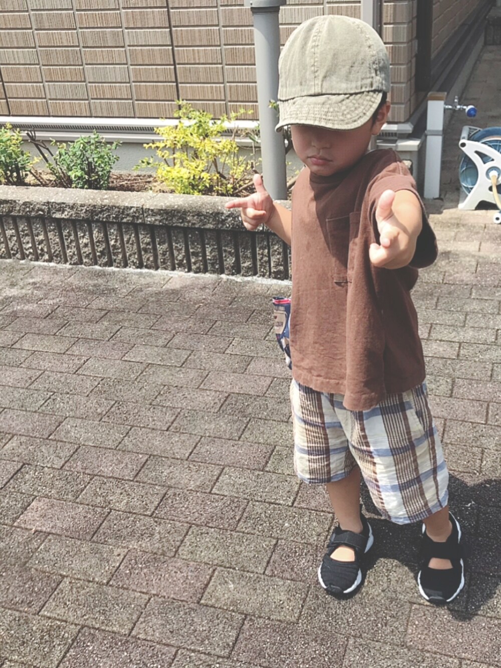 「キッズコーデ、カジュアル、シンプル、プチプラ、韓国子供服、おとこのこ、チェック」｜「CIAOPANIC TYPYの【パパとおそろい】ヘビーBIGTee（Tシャツ/カットソー、ブラウン系）」を使った、so_cさん（キッズ・100cm）の夏コーディネートの1枚目の写真