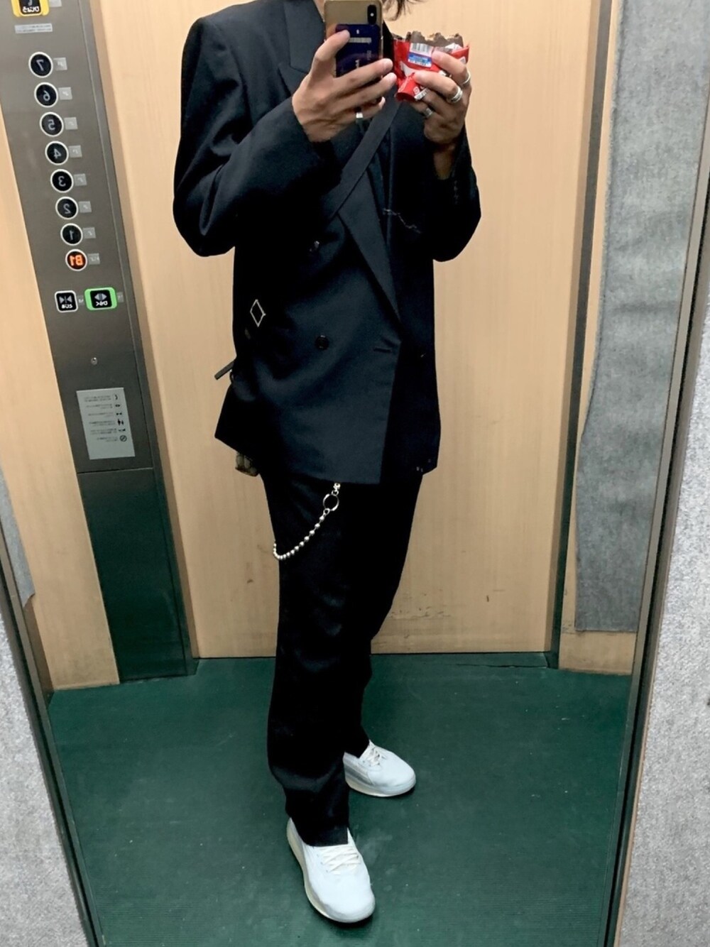「おしゃれさんと繋がりたい、TOMWOOD、古着、BALENCIAGA、NIKE、モード、テーラードジャケット、くずしコーデ、アイスクリーム、ootd」｜「TOM WOODのTOM WOOD (トムウッド) cushion polished R74HS NA 01 S925（リング、シルバー系）」を使った、Lückyさん（メンズ・170cm）の秋コーディネートの1枚目の写真