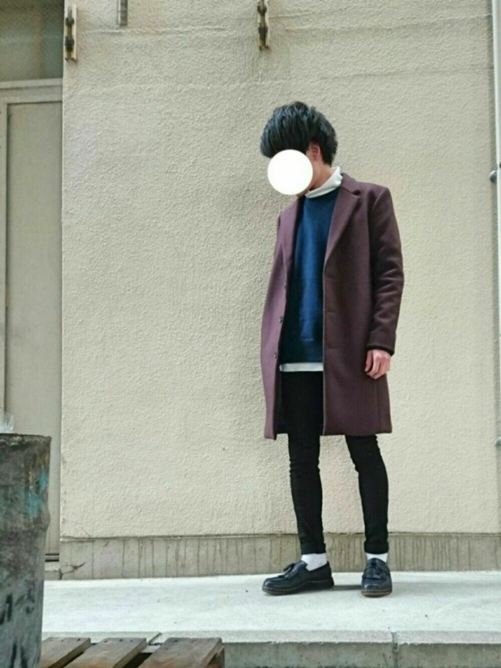 ブラック系のデニムパンツ、パープル系のチェスターコート、ホワイト系のTシャツ/カットソーを着用したメンズの冬コーディネートの1枚目の写真