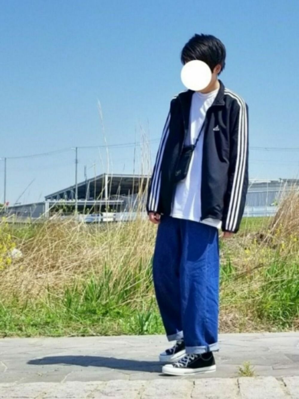 ホワイト系のTシャツ/カットソー、ブラック系のジャージ、ブラック系のスニーカーを着用したメンズの春コーディネートの1枚目の写真