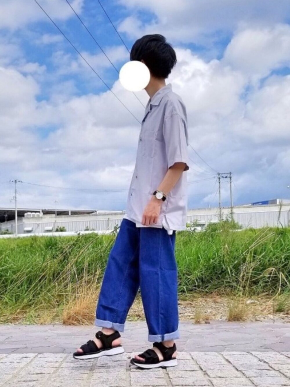 パープル系のシャツ/ブラウス、ブラック系のサンダル、ブルー系のデニムパンツを着用したメンズの夏コーディネートの1枚目の写真