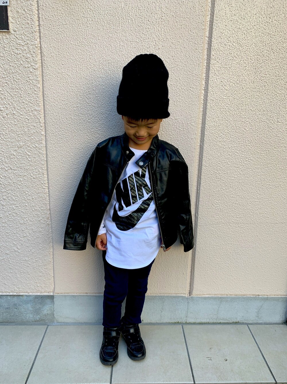「キッズファッション、キッズコーデ、男の子、男の子コーデ、ナイキ、レザージャケット」｜「NIKEのアイテム（Tシャツ/カットソー、ホワイト系）」を使った、koukousyumaiさん（キッズ・110cm）の秋コーディネートの1枚目の写真