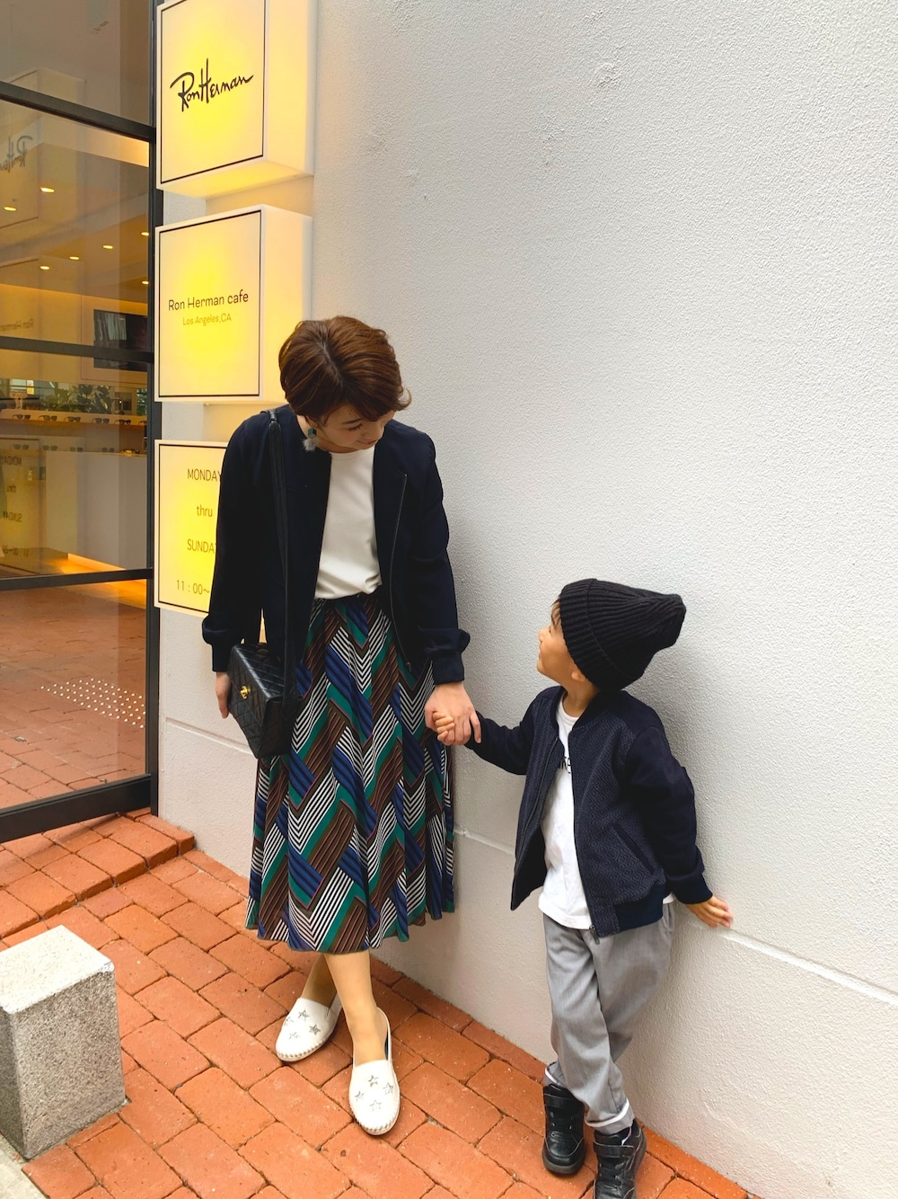 「ロンハーマンカフェ、ロンハーマン、男の子コーデ、キッズ、親子コーデ、リンクコーデ、ママコーデ、ママファッション、おしゃれさんと繋がりたい、キッズファッション」｜「COMME CA ISMのウォッシャブル・ノーカラーブルゾン（ブルゾン、ブルー系）」を使った、koukousyumaiさん（キッズ・110cm）の秋コーディネートの1枚目の写真