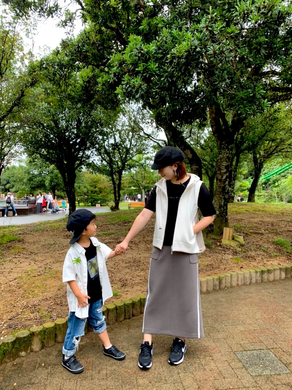 「親子コーデ、キッズコーデ、男の子ママ、男の子、男の子コーデ、4歳、おしゃれさんと繋がりたい、ラブアンドピース2020」｜「BULE FRONCEのアイテム（ベスト、ホワイト系）」を使った、koukousyumaiさん（キッズ・110cm）の秋コーディネートの1枚目の写真
