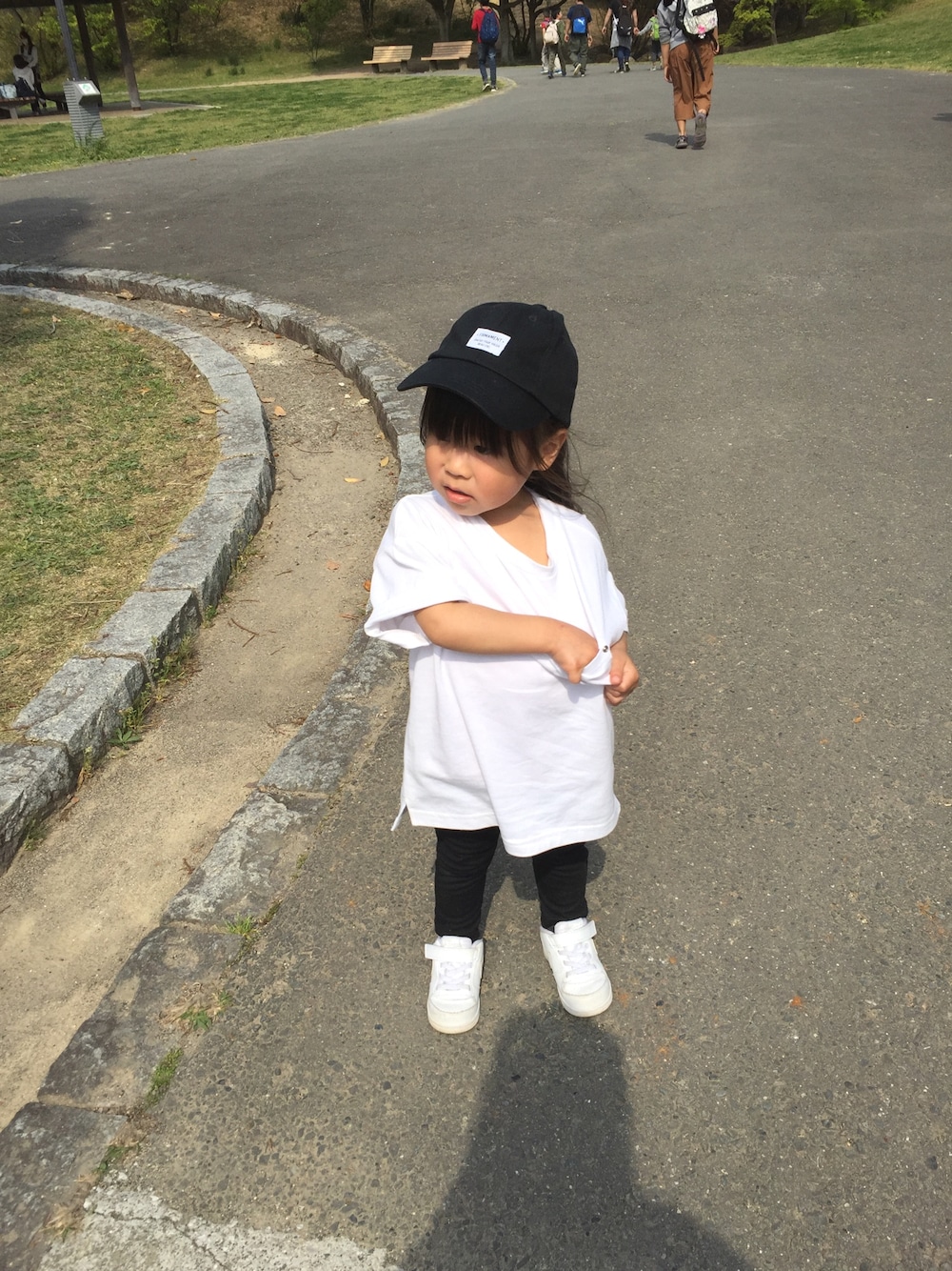 「カジュアル、シンプル、女の子、公園コーデ、公園スタイル、2歳、キャップ女子」｜「GLOBAL WORKのキッズ【吸水速乾】ビックT半袖/746080（Tシャツ/カットソー、ホワイト系）」を使った、cocoroさん（キッズ・100cm）の春コーディネートの1枚目の写真