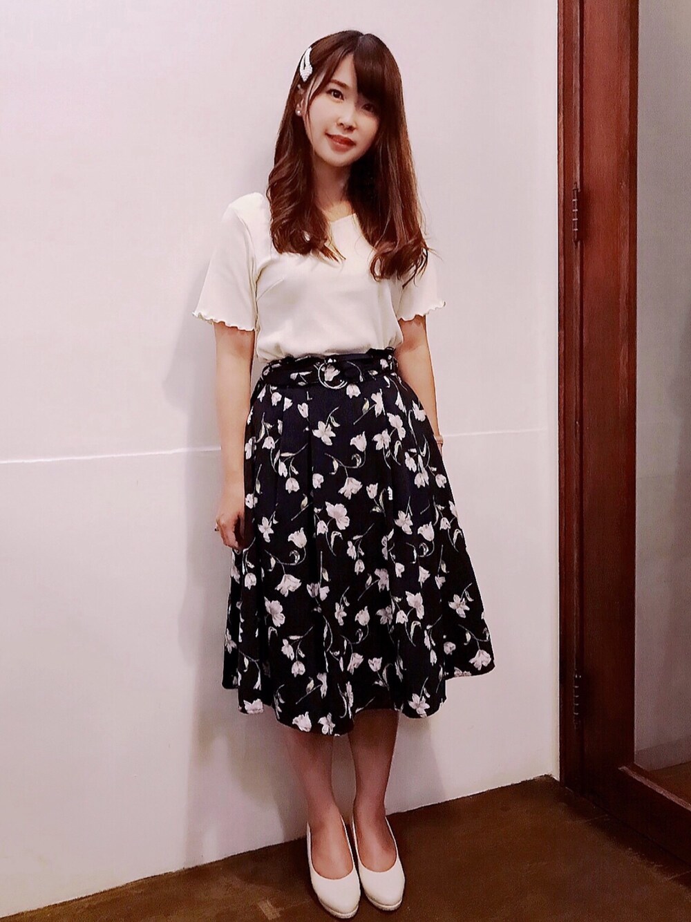 「MAJESTIC LEGONのアイテム（スカート、ブルー系）」を使った、Olivia さん（レディース・155cm）の夏コーディネートの1枚目の写真