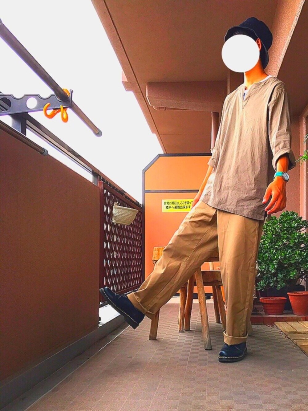 ベージュ系のその他パンツ、ブラック系のブーツ、ベージュ系のシャツ/ブラウスを着用したメンズの夏コーディネートの1枚目の写真