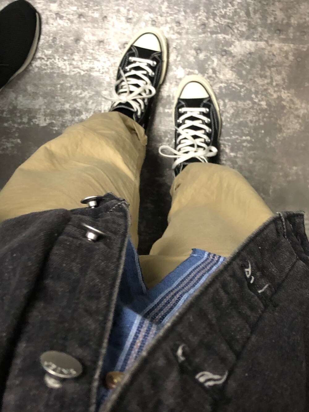 「CONVERSEのアイテム（スニーカー、ブラック系）」を使った、eatさん（レディース・159cm）の冬コーディネートの1枚目の写真