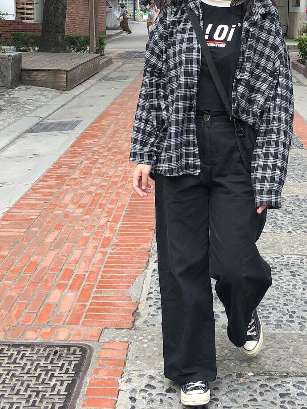 「CONVERSEのアイテム（スニーカー、ブラック系）」を使った、eatさん（レディース・159cm）の冬コーディネートの1枚目の写真
