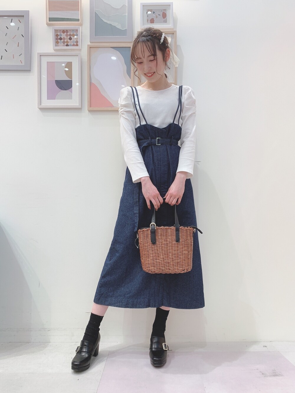ホワイト系のTシャツ/カットソー、ブルー系のスカート、ブラック系のトートバッグを着用したレディースの春コーディネートの1枚目の写真