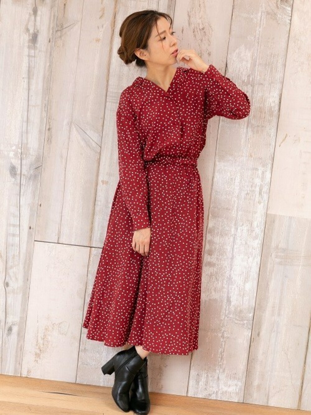 レッド系のシャツワンピースを着用したレディースの秋コーディネートの1枚目の写真