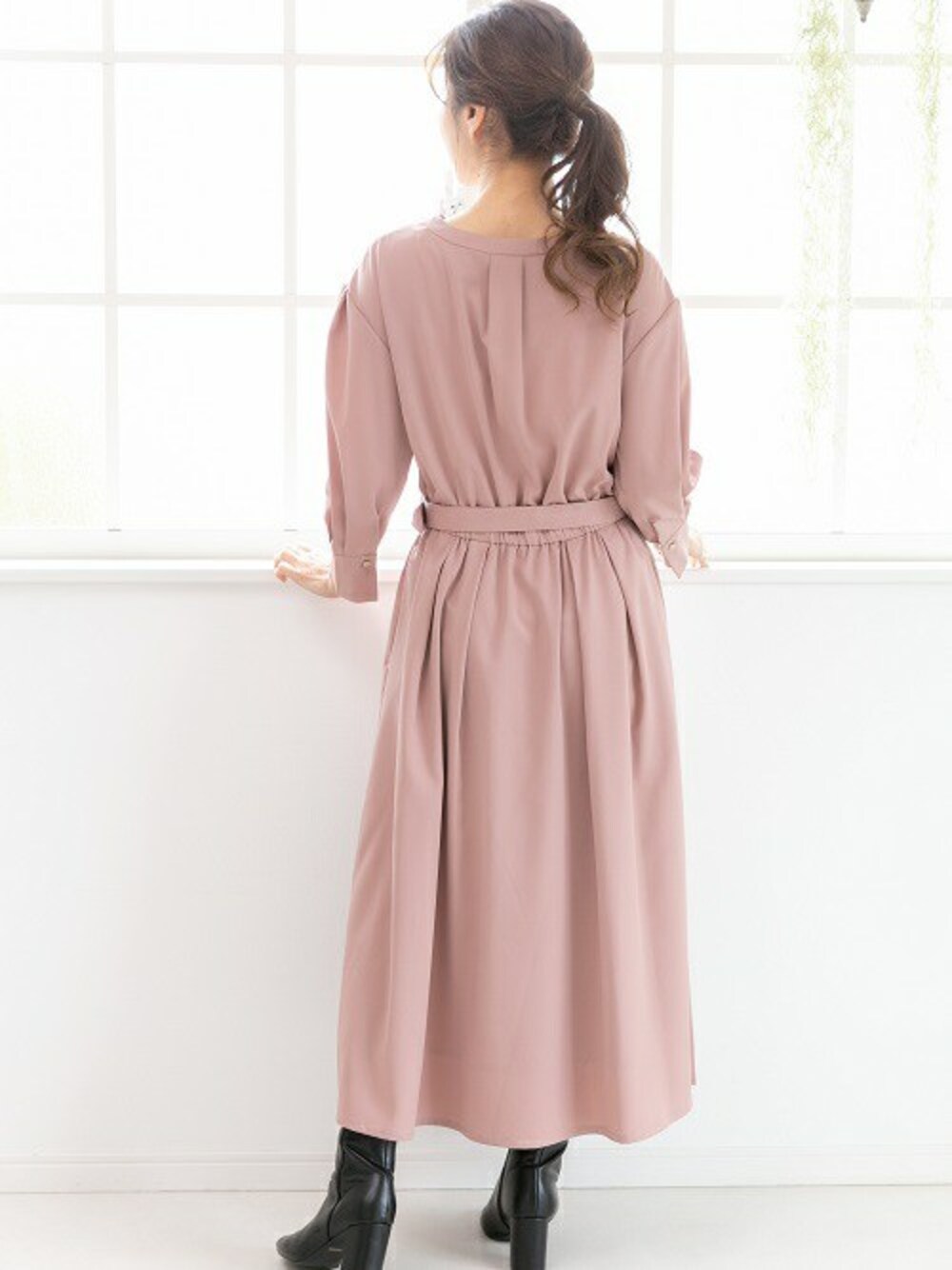 ピンク系のシャツワンピースを着用したレディースの冬コーディネートの1枚目の写真