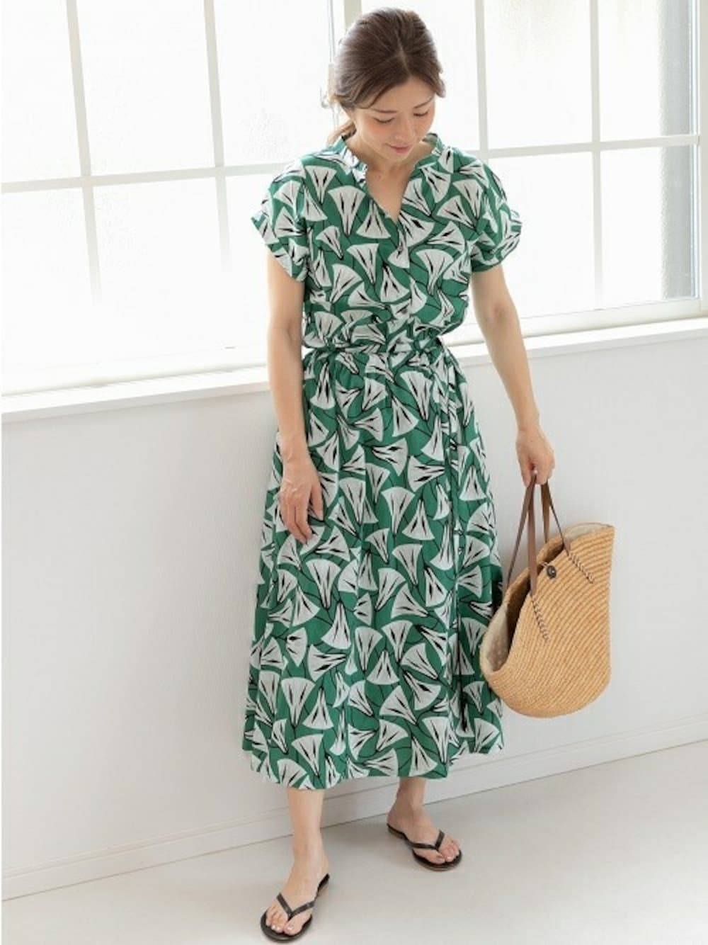 「ロングワンピース、ボタニカル、花柄ワンピース、リゾート柄、マキシ丈ワンピース、プレフェリール(PREFERIR)、プレフェリール、ＰＲＥＦＥＲＩＲ（プレフェリール）、ＰＲＥＦＥＲＩＲ、バンドカラーワンピース」｜「PREFERIRのアート柄 プリント バンドカラーシャツ ワンピース（シャツワンピース、グリーン系）」を使った、PREFERIR_webさん（レディース・160cm）の夏コーディネートの1枚目の写真
