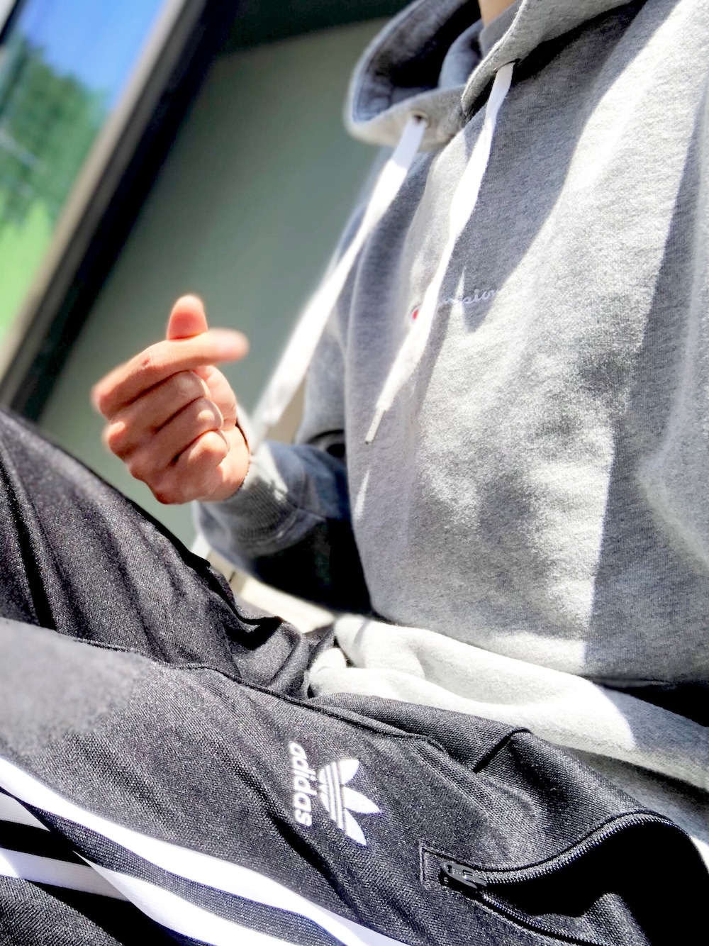「おうちファッション、休日スタイル、お洒落さんとつながりたい、シンプルコーデ、アディダス、チャンピオン パーカー、チャンピオン」｜「Championのアイテム（パーカー、グレー系）」を使った、yusanさん（メンズ・179cm）の春コーディネートの1枚目の写真