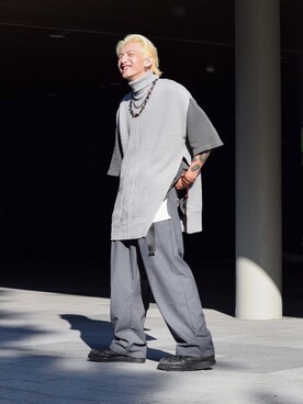 「INHERIT（インヘリット）のアイテム（Tシャツ/カットソー、グレー系）」を使った、GigaLiuさん（メンズ・173cm）の冬コーディネート