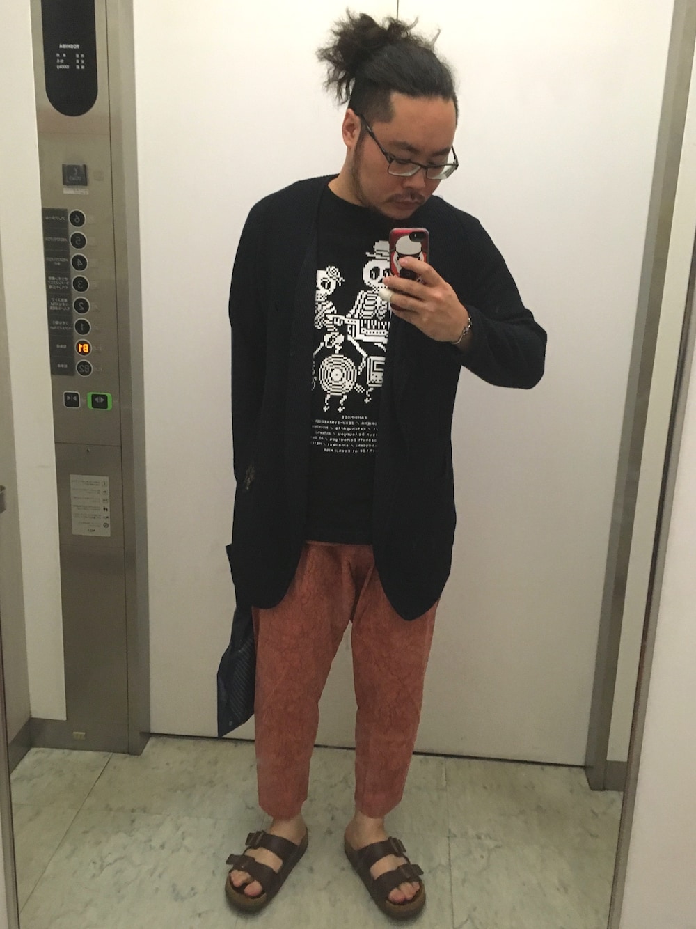 「ドロヘドロ、hatra、MHz、METEOR、ファミ詣、ファミコン、秋のコーデ、ラブアンドピース2017、おしゃれさんと繋がりたい、おさせちゃんと繋がりたい」｜「METEORのアイテム（Tシャツ/カットソー、ブラック系）」を使った、みっちーさん（メンズ・172cm）の秋コーディネートの1枚目の写真