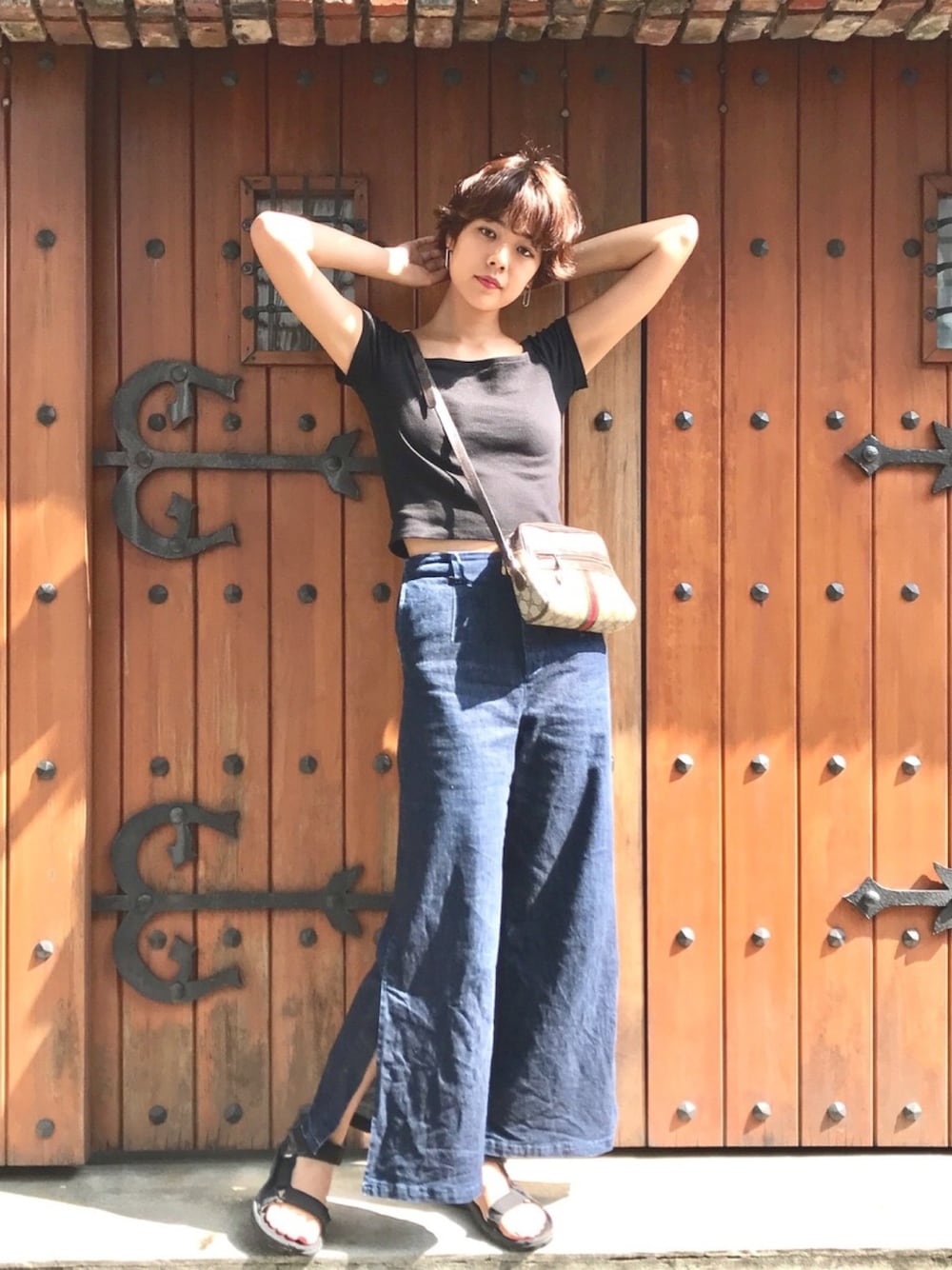 「H&M、ワイドパンツ」｜「Another Editionのアイテム（デニムパンツ、ブルー系）」を使った、浅野美奈弥さん（レディース・172cm）の秋コーディネートの1枚目の写真
