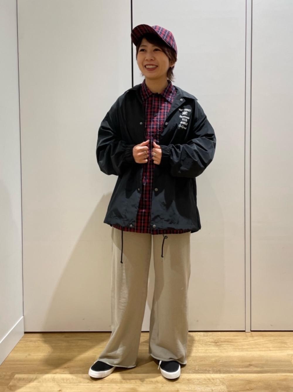 ブラック系のスニーカー、ブラック系のブルゾン、レッド系のシャツ/ブラウスを着用したレディースの冬コーディネートの1枚目の写真