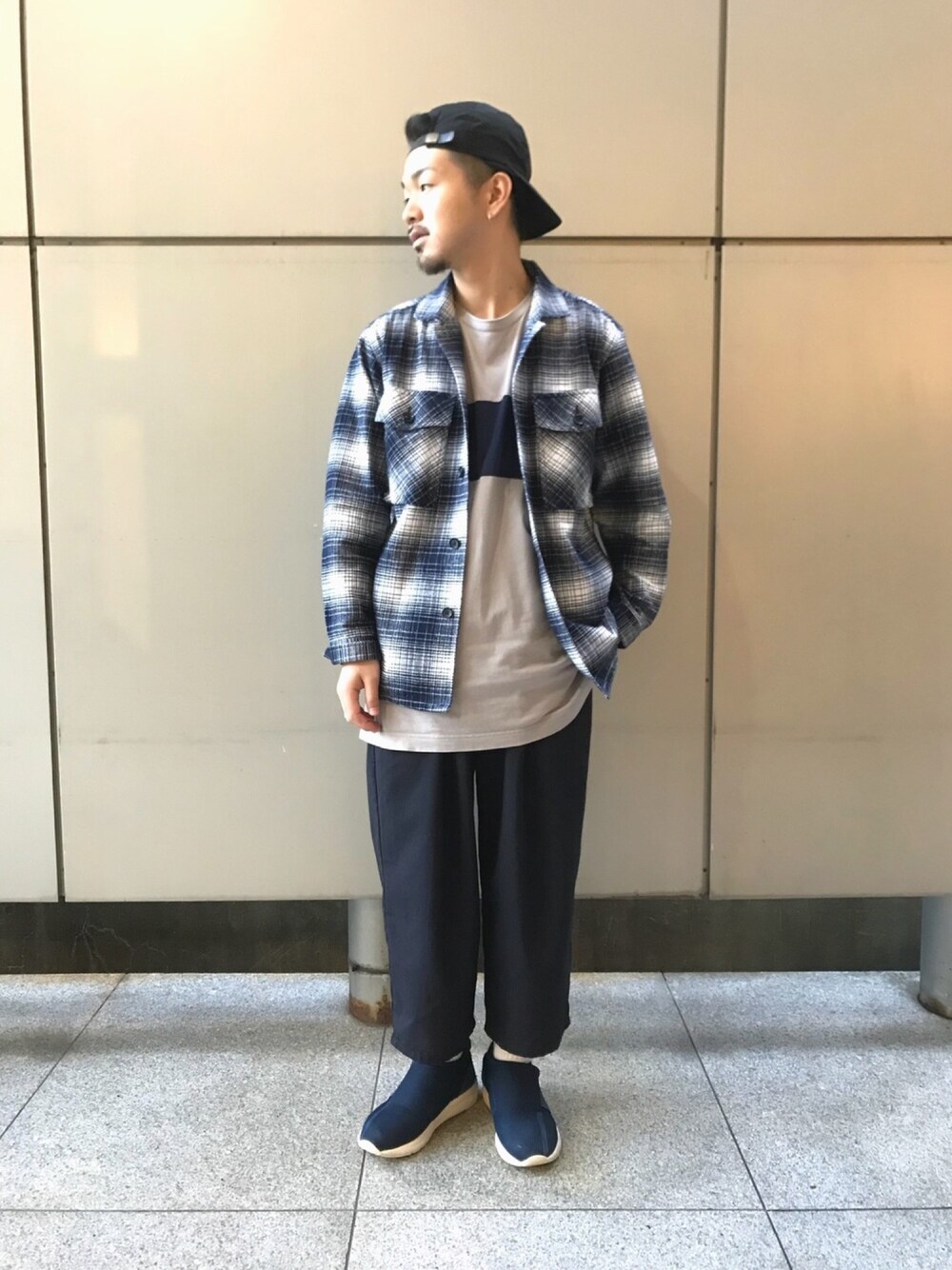 「ジョンブル、ジョンブル　プライベート　ラボ(Johnbull Private labo)、johnbull、チェックシャツ、オーバーサイズ、ストリート、秋コーデ、スニーカー、ワイドパンツ、代官山」｜「THE H.W. DOG & CO. のUNION CAP-M（キャップ、ブラック系）」を使った、SOUさん（メンズ・171cm）の秋コーディネートの1枚目の写真