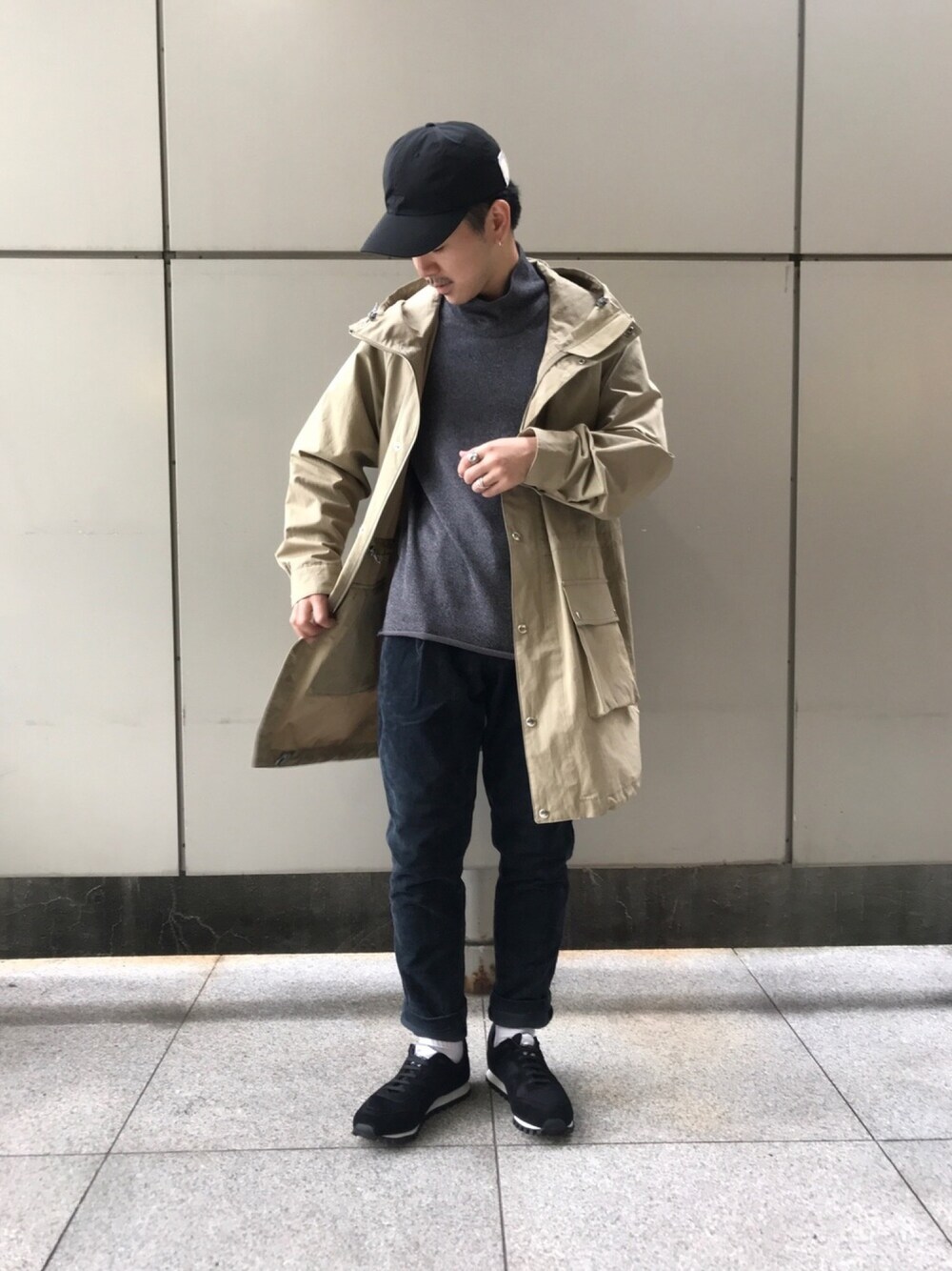 「johnbull、Johnbull Private labo、ジョンブル、ジョンブル　プライベート　ラボ(Johnbull Private labo)、白ソックス、マウンテンパーカー、ベージュ、キャップ、スタッフコーデ、コーデュロイパンツ」｜「THE H.W. DOG & CO. のUNION CAP-M（キャップ、ブラック系）」を使った、SOUさん（メンズ・171cm）の秋コーディネートの1枚目の写真