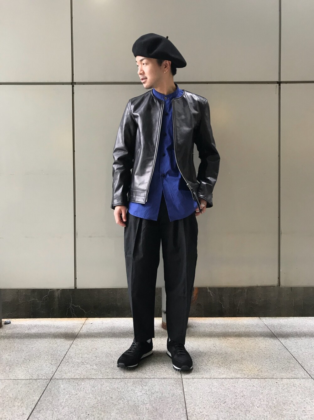 「johnbull、Johnbull Private labo、ジョンブル、ジョンブル　プライベート　ラボ(Johnbull Private labo)、レザージャケット、ライダース、ノーカラージャケット、ワイドパンツ、黒、ベレー帽」｜「Johnbull Private laboのビッグベレー（ハンチング/ベレー帽、ブラック系）」を使った、SOUさん（メンズ・171cm）の秋コーディネートの1枚目の写真