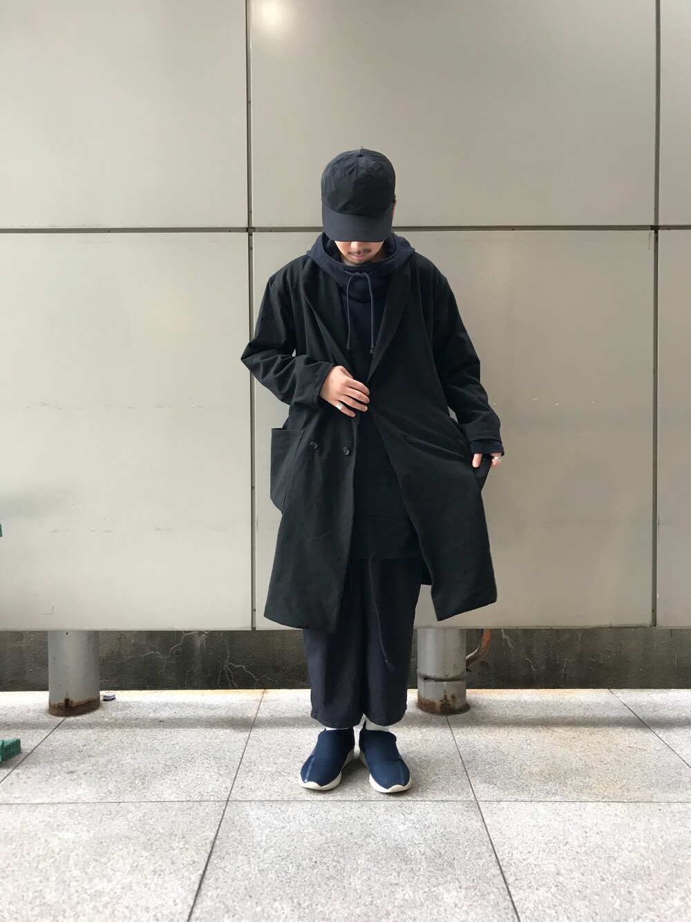 「Johnbull Private labo、johnbull、ジョンブル、ジョンブル　プライベート　ラボ(Johnbull Private labo)、オールブラック、ガウン、コート、キャップ、スニーカー、代官山」｜「THE H.W. DOG & CO. のUNION CAP-M（キャップ、ブラック系）」を使った、SOUさん（メンズ・171cm）の秋コーディネートの1枚目の写真