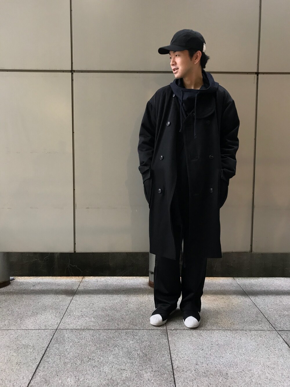 「ジョンブル、ジョンブル　プライベート　ラボ(Johnbull Private labo)、Johnbull Private labo、johnbull、コート、ブラック、ノーカラー、オールブラック、代官山、スタッフ」｜「THE H.W. DOG & CO. のTRUCKER CAP-M（キャップ、ブルー系）」を使った、SOUさん（メンズ・171cm）の秋コーディネートの1枚目の写真