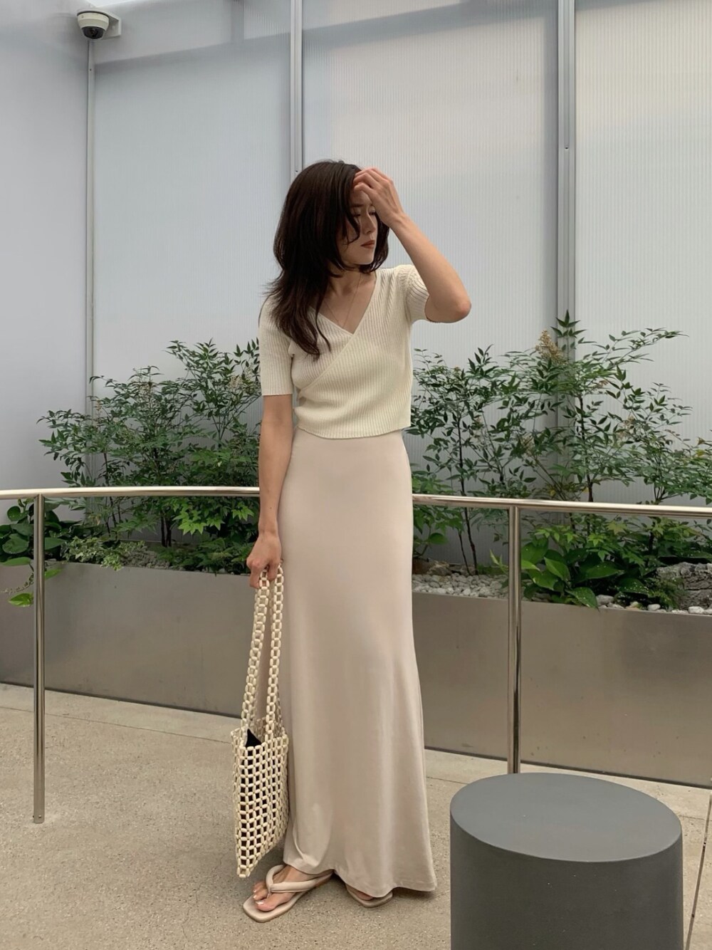 「大人カジュアル、大人コーデ、ベージュ、スカート、ロングスカート、ウッドビーズバッグ、今日のコーデ、夏コーデ」｜「Didot.のlap natural knit（ニット/セーター、その他）」を使った、ｎａｏさん（レディース・167cm）の夏コーディネートの1枚目の写真