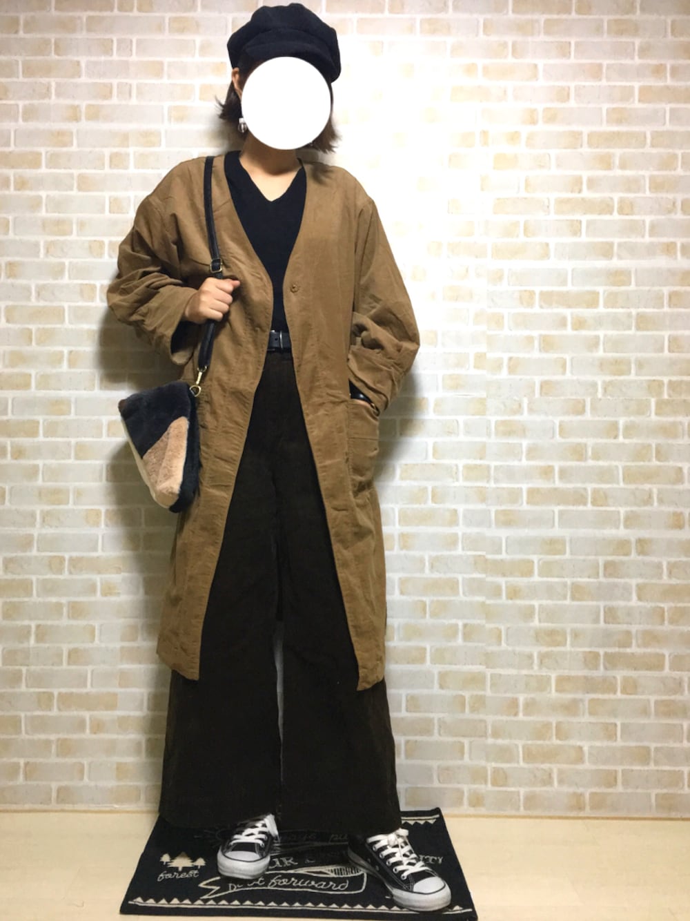 ベージュ系のその他アウター、ブラウン系のその他パンツ、ブラック系のニット/セーターを着用したレディースの秋コーディネートの1枚目の写真