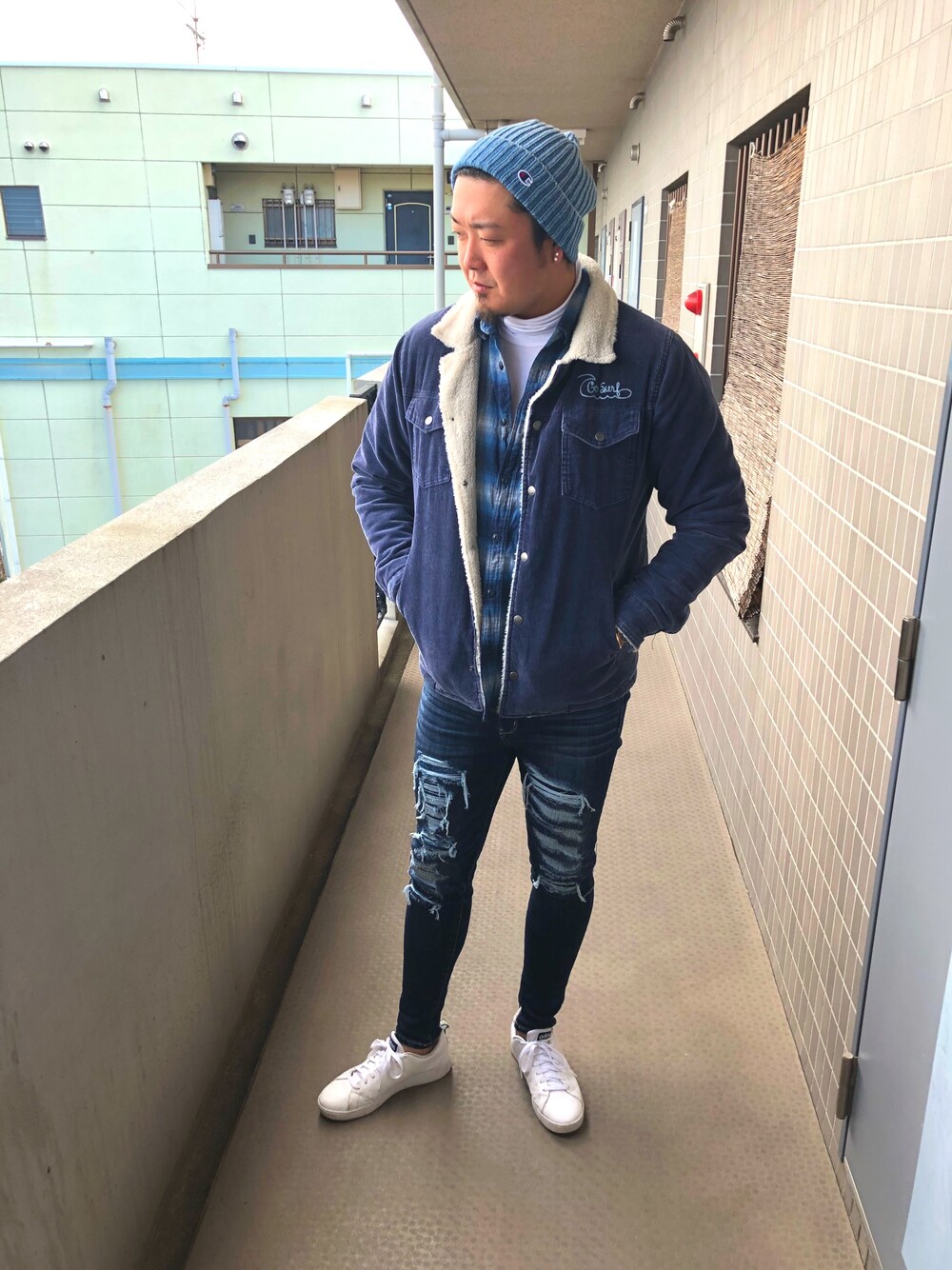 「オトナカジュアル、スキニー、冬、ランチコート、ボア、American Eagle、チェックシャツ、ブルー、ボアジャケット、ニット帽」｜「Championの【Champion】後染めニットキャップ （ニットキャップ/ビーニー、ブルー系）」を使った、🌟bull-otto🌟さん（メンズ・183cm）の冬コーディネートの1枚目の写真
