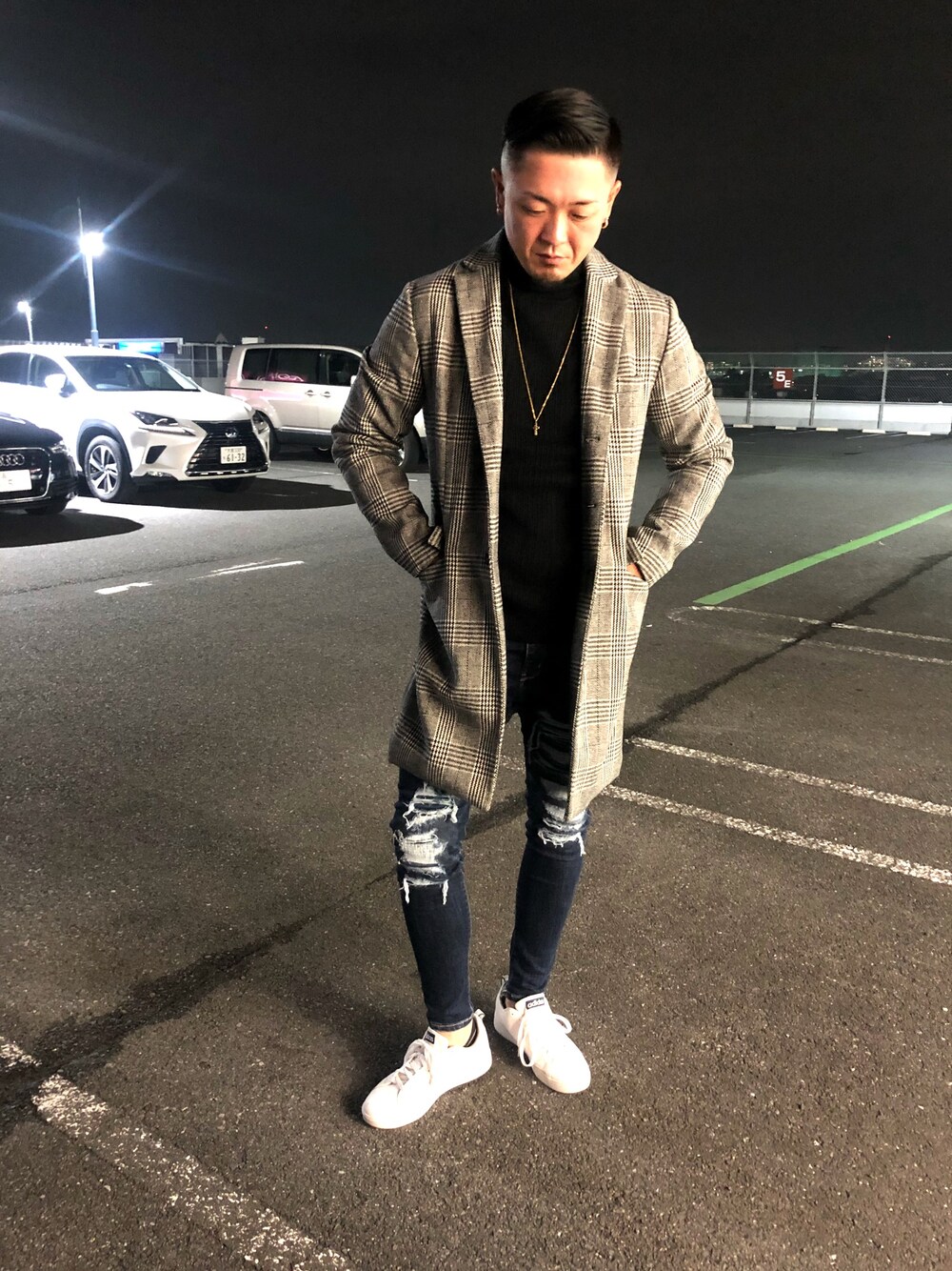 その他のチェスターコート、ブラック系のニット/セーター、ブルー系のデニムパンツを着用したメンズの秋コーディネートの1枚目の写真